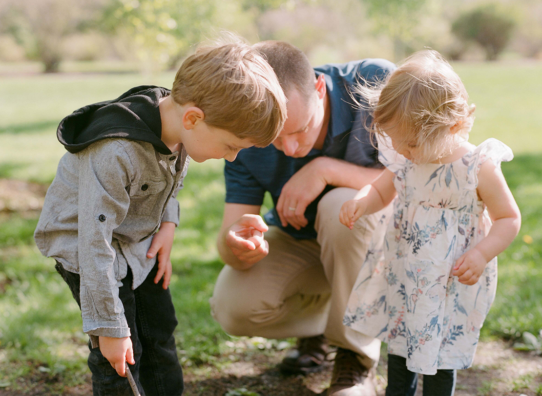 12_exploring_with_daddy_lifestlye_family_portrait_photography_new_england_spring