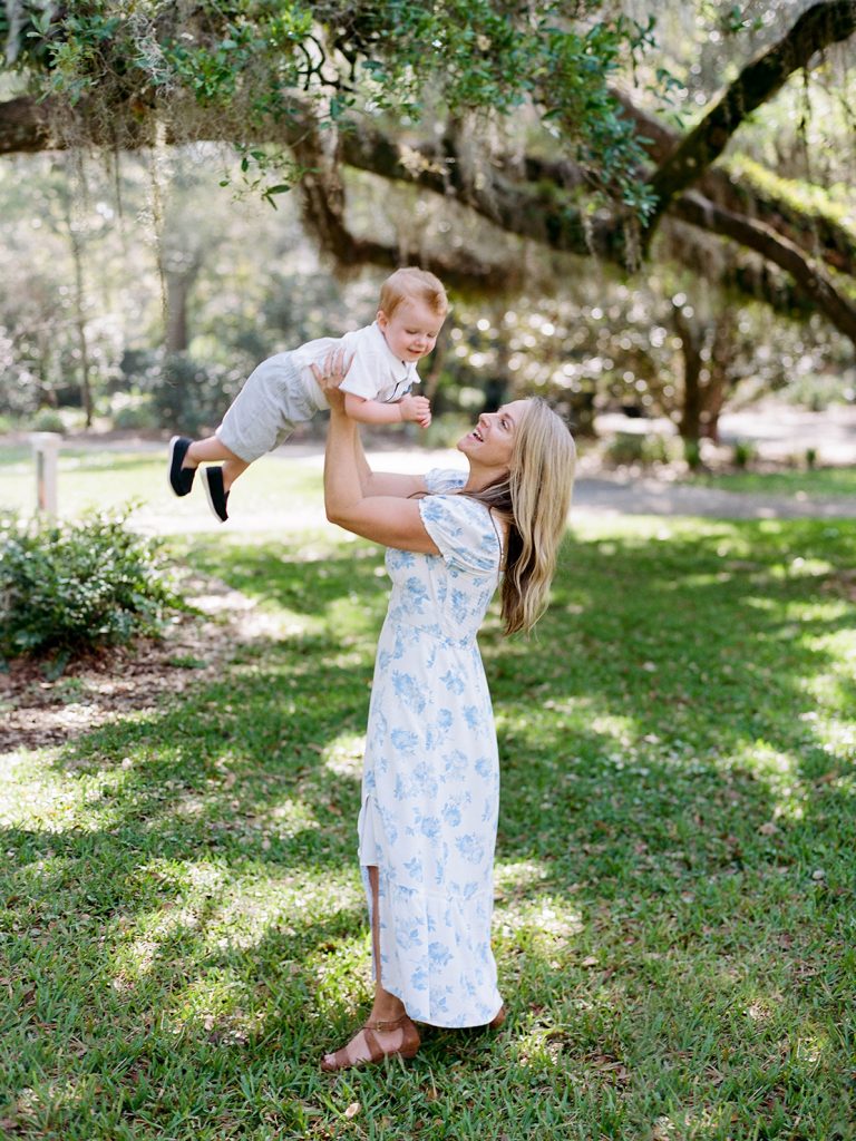Orlando family photographer Heidi Vail Motherhood session at Leu Gardens